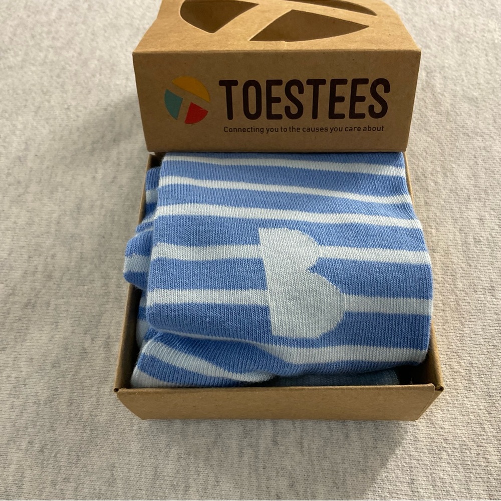 TOESTEES 75% BAMBOO MEN’S DRESS SOCKS COLOR: BLUE AND WHITE STRIPES /ONE SIZE